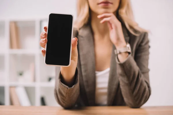 Vista cortada de empresária apresentando smartphone com tela em branco — Fotografia de Stock