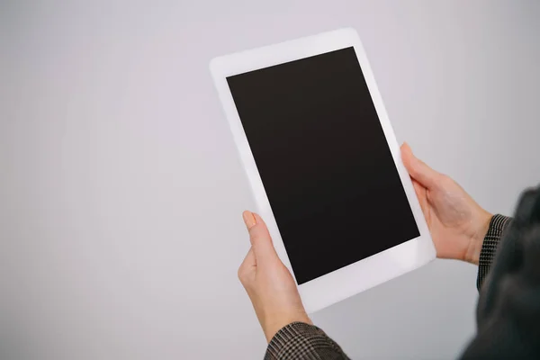 Обрізаний вид на бізнес-леді з використанням цифрового планшета з порожнім екраном ізольовано на сірому — стокове фото