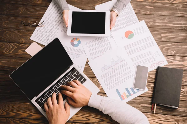 Vista dall'alto di imprenditori che lavorano con dispositivi e documenti digitali — Foto stock