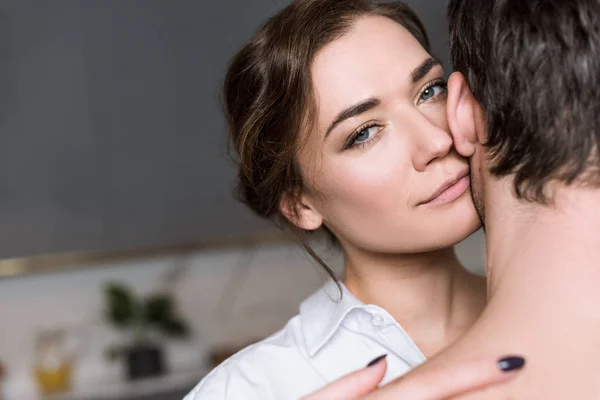 Junge zarte Frau umarmt Freund zu Hause — Stockfoto