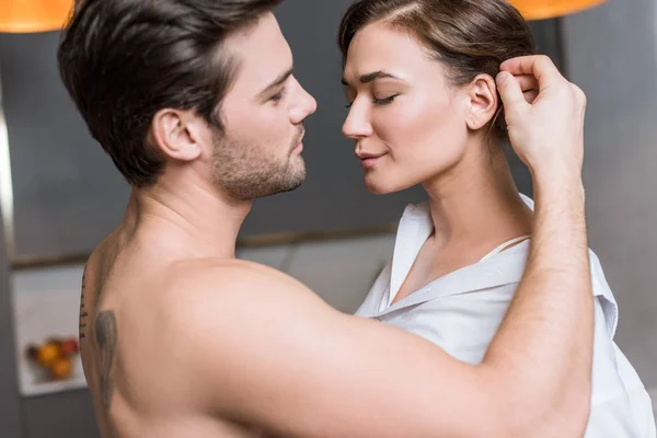 Дорослий чоловік ніжно торкається волосся дівчини із закритими очима — стокове фото
