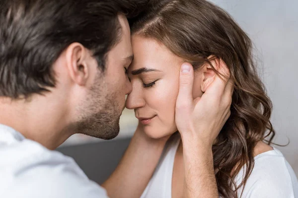 Gros plan de heureux homme embrasser nez de copine — Photo de stock