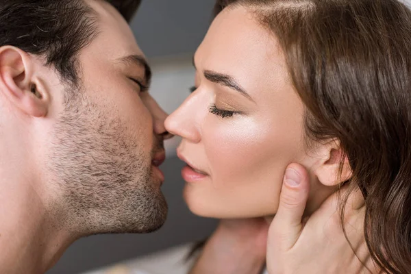 Gros plan de bel homme embrasser femme attrayante — Photo de stock