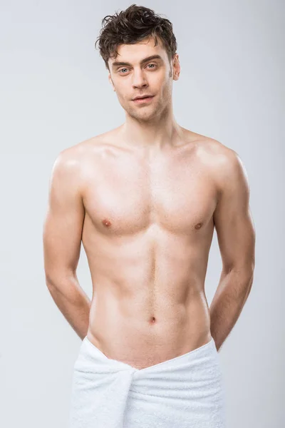Schöner hemdloser Mann mit muskulösem Oberkörper isoliert auf grau — Stockfoto