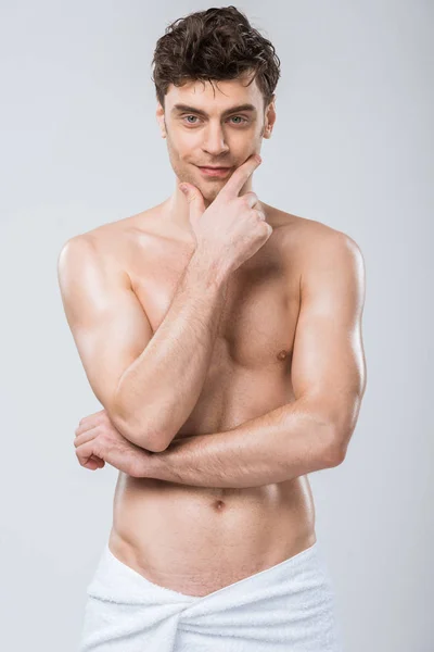 Sexy hemdlosen Mann denken in Handtuch isoliert auf grau — Stockfoto