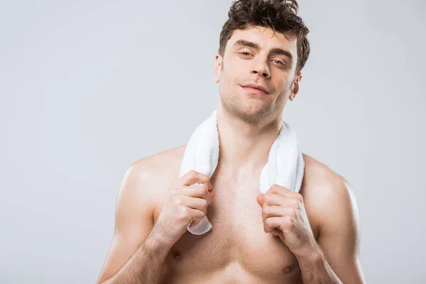 Bonito muscular homem segurando branco toalha isolado no cinza — Fotografia de Stock