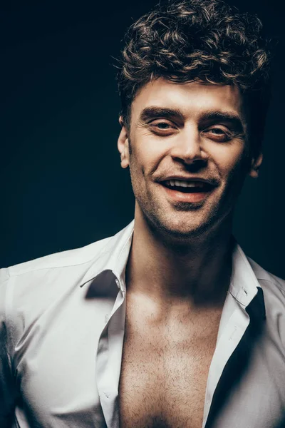 Homem bonito feliz posando na camisa branca isolada no cinza escuro — Fotografia de Stock