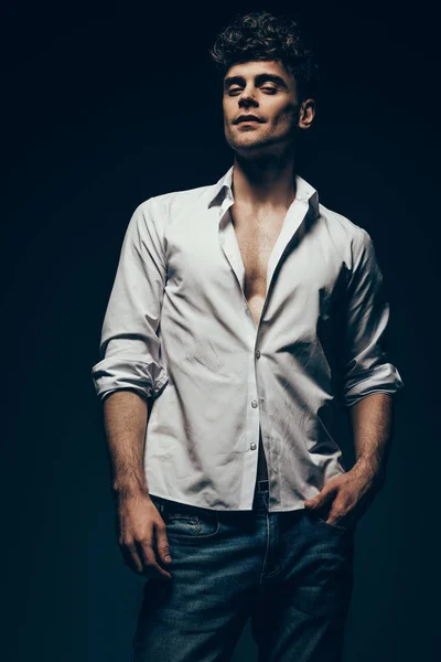 Homem sexy na moda posando na camisa branca isolada no cinza escuro — Fotografia de Stock