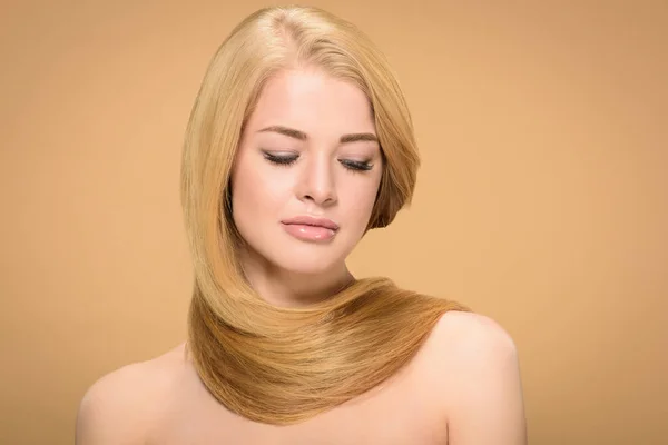 Розслаблена жінка позує з довгим волоссям навколо шиї — стокове фото