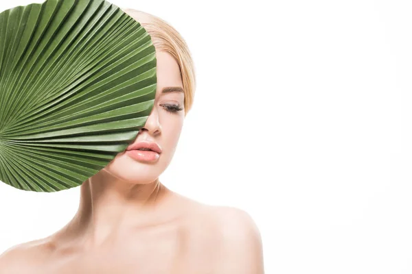 Jeune femme nue avec peau parfaite et feuille tropicale verte fraîche isolée sur blanc — Photo de stock