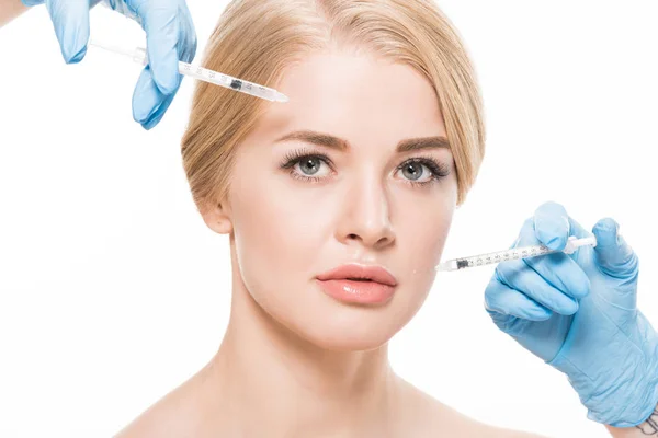 Tiro cortado de mulher jovem recebendo injeções de beleza no rosto isolado em branco — Fotografia de Stock