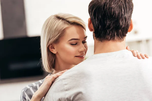 Enfoque selectivo de novio y novia atractiva abrazo en la cocina - foto de stock