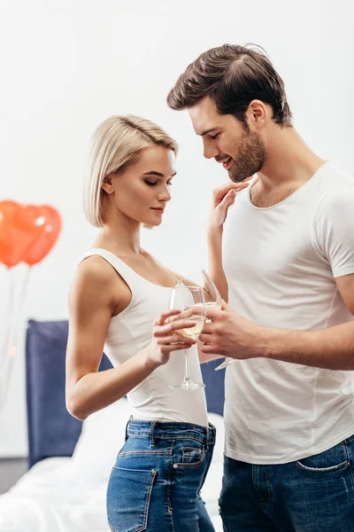 Selektiver Fokus der attraktiven Freundin und des gutaussehenden Freundes mit Weingläsern am Valentinstag — Stockfoto