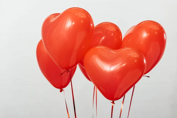 Globos rojos del corazón para el día de San Valentín aislados en blanco - foto de stock