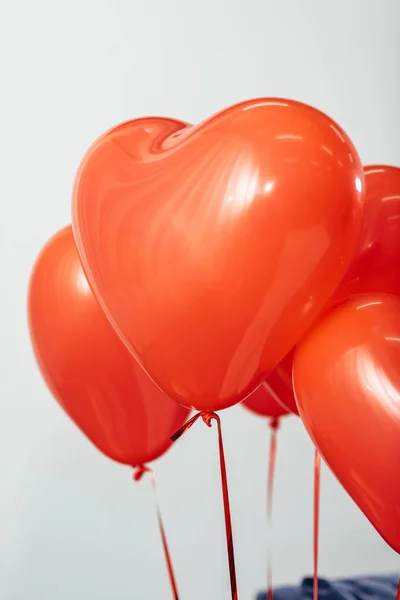 Globos rojos del corazón para el día de San Valentín como regalo - foto de stock