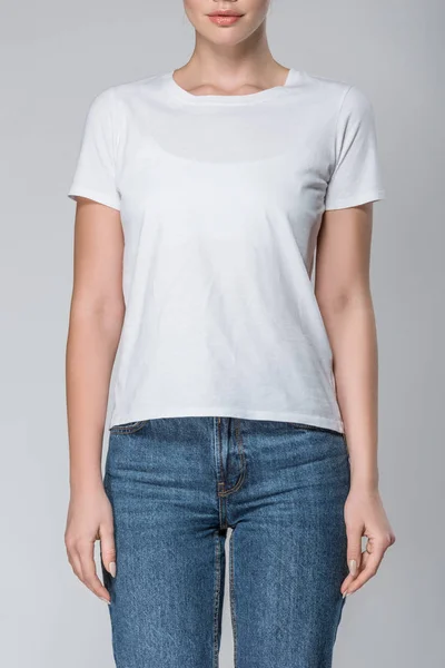 Vue de face de la fille posant en t-shirt blanc avec espace de copie, isolé sur gris — Photo de stock