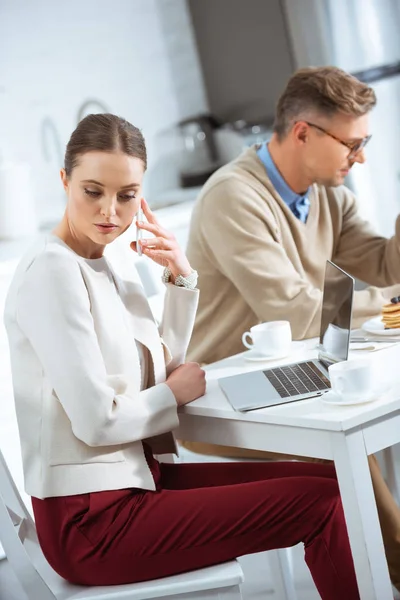 Mulher falando no smartphone e ignorando o homem durante o café da manhã — Fotografia de Stock