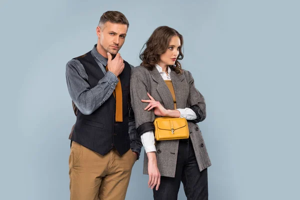 Bella coppia elegante in abbigliamento formale posa isolata sul grigio — Foto stock