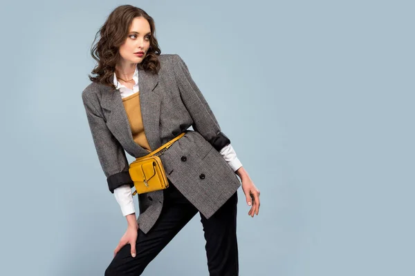 Hermosa mujer de moda en ropa formal posando aislado en gris con espacio de copia - foto de stock