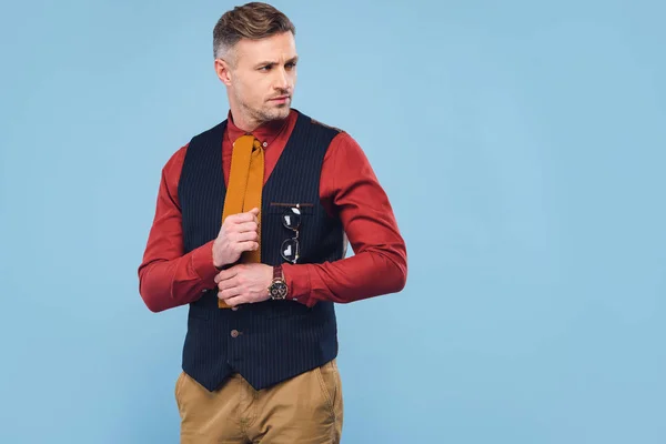 Schöner, stylischer Mann in formalem Anzug, Hemd isoliert auf blau mit Kopierraum — Stockfoto
