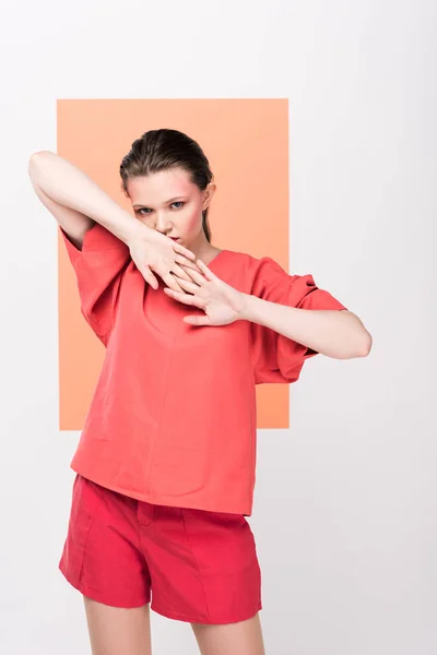 Belle fille à la mode posant avec corail vivant sur fond — Photo de stock