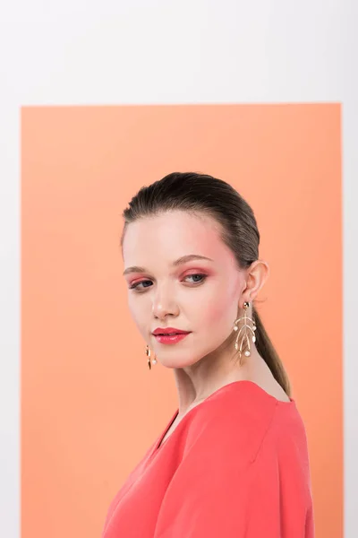 Foyer sélectif de belle fille à la mode posant avec corail vivant sur fond — Photo de stock