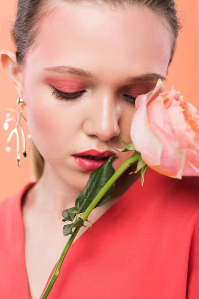 Портрет красивої стильної дівчини, що тримає троянду і позує ізольовано на живому коралі — стокове фото