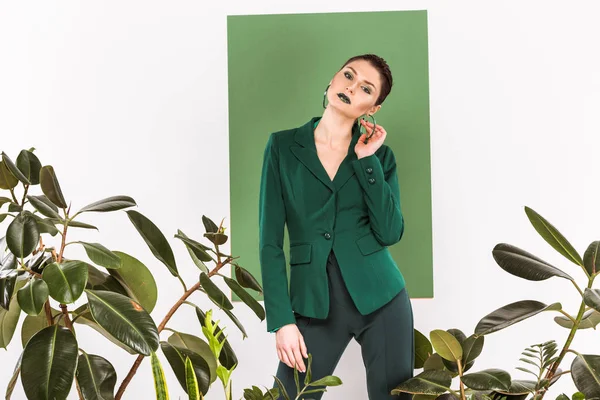 Bella donna elegante in posa con piante e verde mare su sfondo — Foto stock