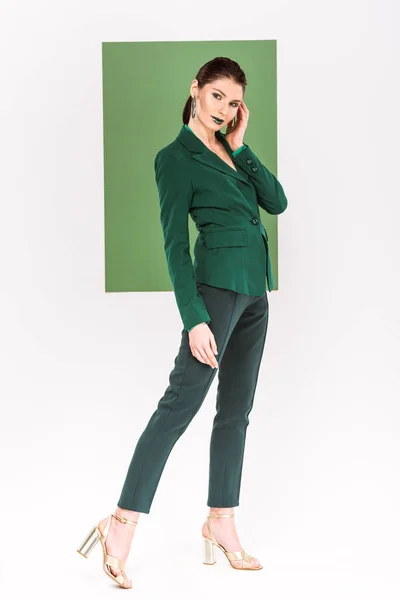 Hermosa mujer de moda en ropa formal posando con verde marino en el fondo - foto de stock