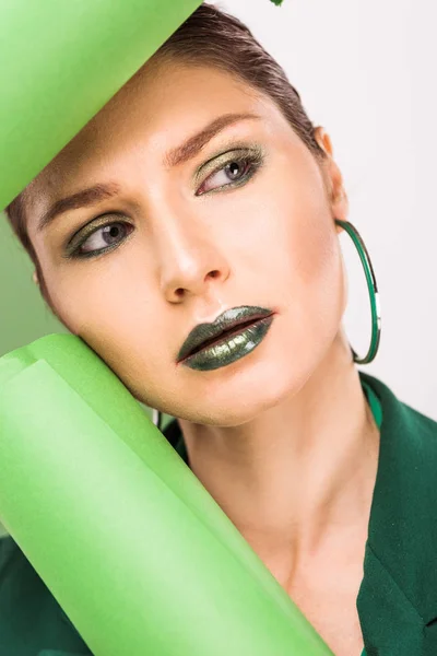 Красивая стильная женщина позирует с морской зеленой бумаги рулоны изолированы на белом — стоковое фото