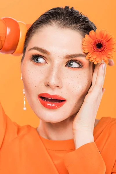 Portrait de belle jeune femme tenant fleur et posant isolé sur curcuma — Photo de stock