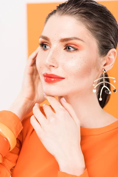 Selective focus of beautiful fashionable young woman posing with tumeric on background — Stock Photo