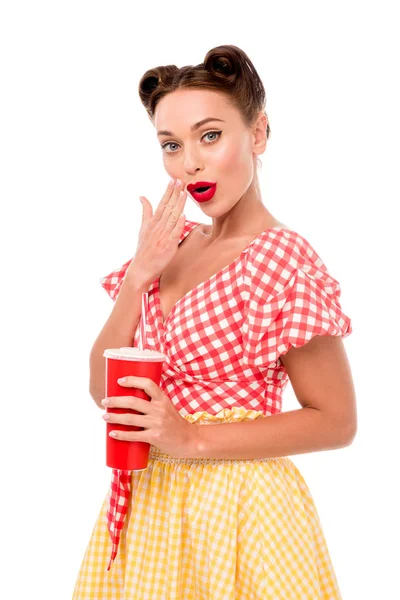 Mujer joven con taza desechable sosteniendo la mano cerca de la boca aislada en blanco - foto de stock
