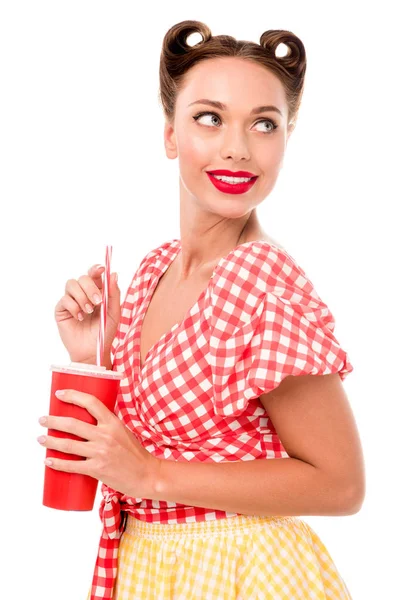 Hermosa sonrisa pin up girl holding rojo disposablel taza aislado en blanco - foto de stock