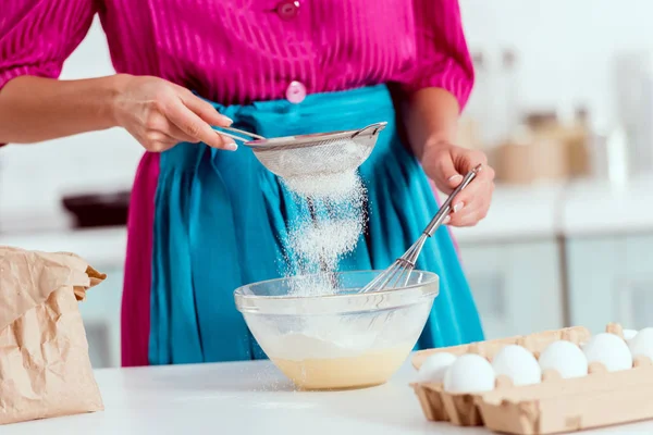 Vue partielle de la femme tamisant la farine au bol — Photo de stock