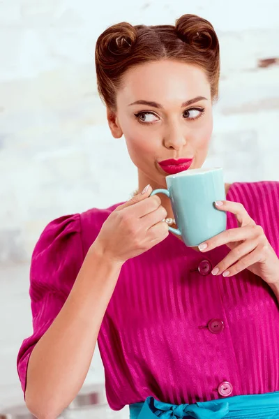 Attraente pin up ragazza in abito cremisi bere caffè — Foto stock