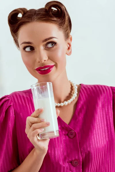 Bonita chica pin up con los labios manchados de leche sosteniendo vaso de leche - foto de stock