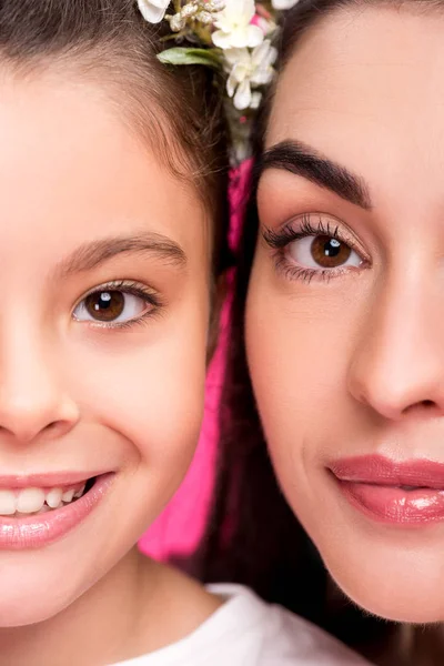 Ritagliato colpo di bella madre felice e figlia in corona di fiori sorridente alla macchina fotografica isolata su rosa — Foto stock