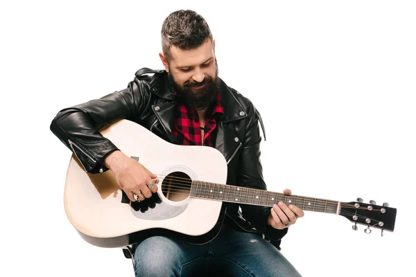 Bellissimo musicista maschio in giacca di pelle nera che suona la chitarra acustica, isolato su bianco — Foto stock