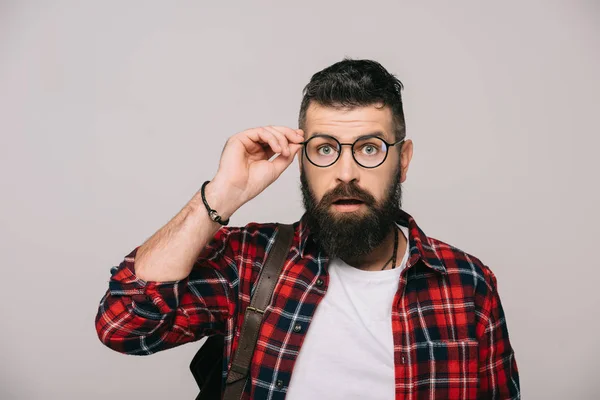 Homme barbu surpris dans les lunettes, isolé sur gris — Photo de stock