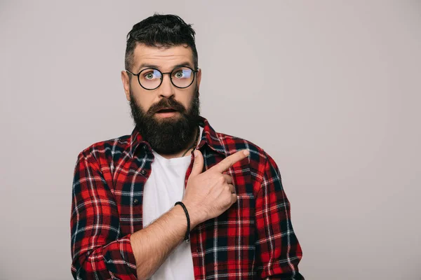 Schöner bärtiger Mann zeigt vereinzelt auf grau — Stockfoto