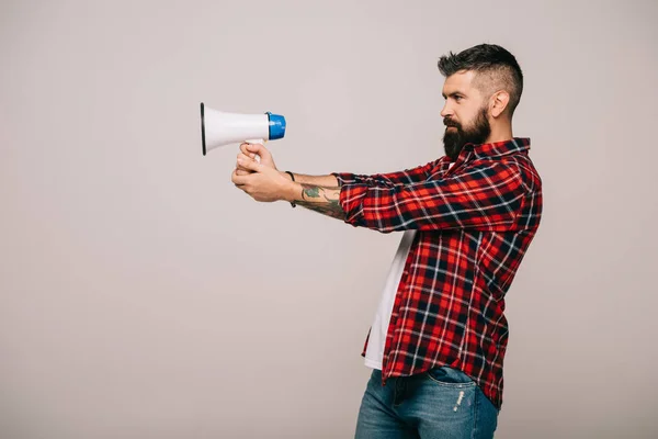 Bärtiger Mann im karierten Hemd mit Megafon, isoliert auf grau — Stockfoto