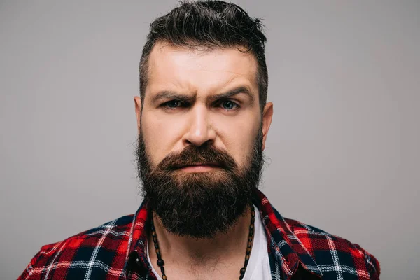 Hombre barbudo con estilo en camisa a cuadros pensando aislado en gris - foto de stock