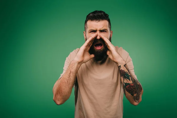 Bonito barbudo homem gritando isolado no verde — Fotografia de Stock