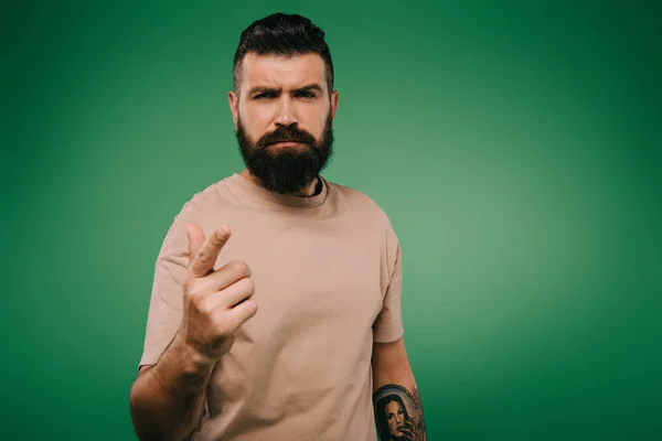 Красивий бородатий чоловік вказує на вас ізольовано на зеленому — стокове фото