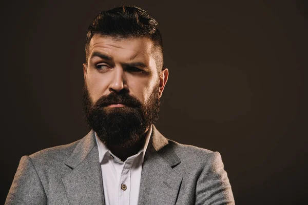 Брюнетка борода бізнесмен думає ізольовано на коричневому — стокове фото