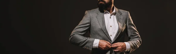 Vista recortada de hombre de negocios barba en chaqueta gris aislado en marrón - foto de stock