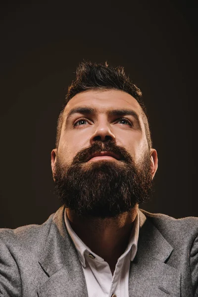 Bonito barba pensativo empresário isolado no marrom — Fotografia de Stock