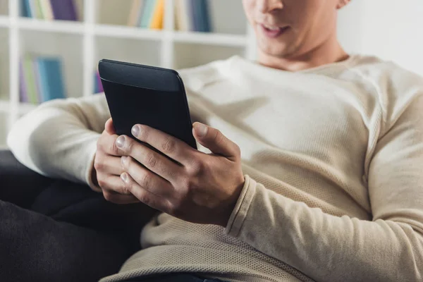 Visão cortada do homem segurando e-reader em mãos — Fotografia de Stock