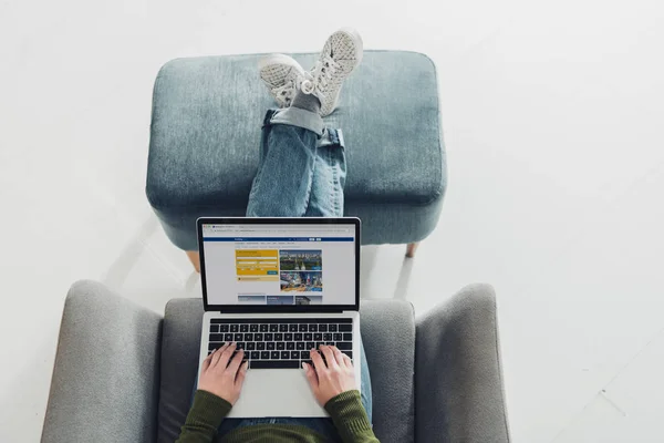 Vista ritagliata della donna utilizzando laptop con sito web di prenotazione sullo schermo — Foto stock